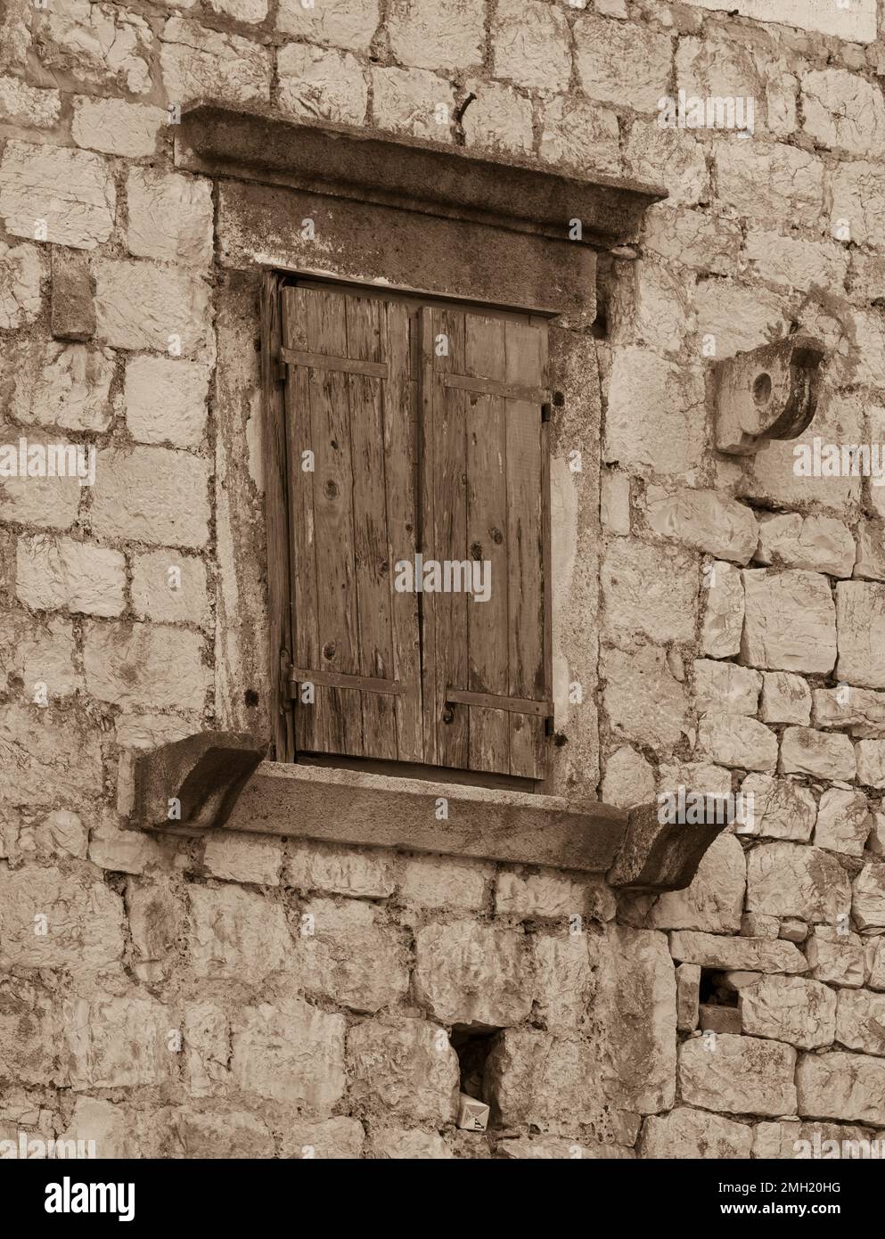 VIS, CROATIE, EUROPE - ancienne fenêtre à volets, église de Saint Cyprian et Justina dans la vieille ville de vis, sur l'île de vis. Banque D'Images