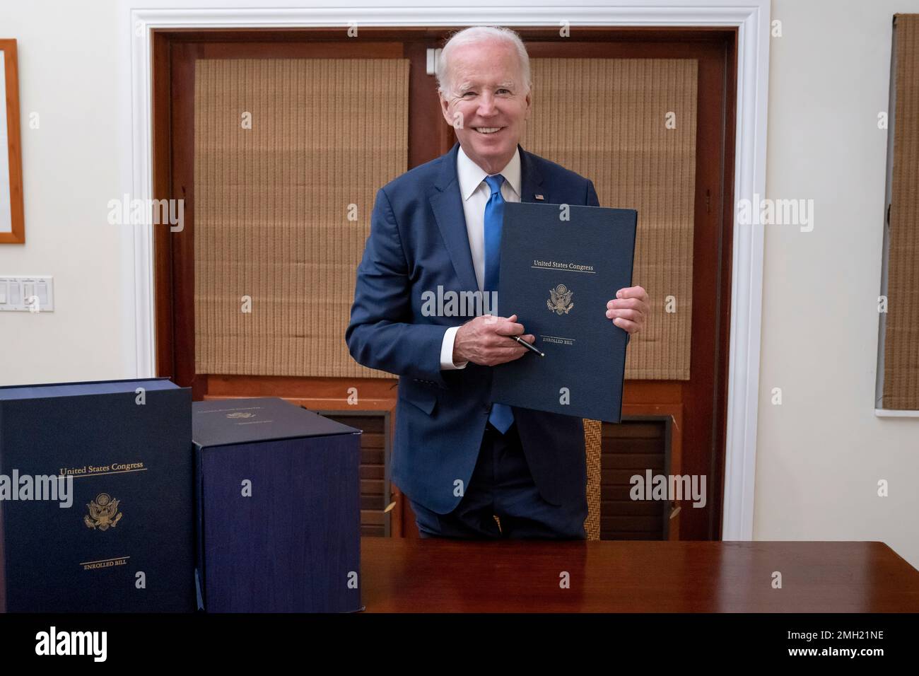 Le président Joe Biden signe jeudi l'omnibus bipartite de fin d'année, 29 décembre 2022, à Christiansted, St. Croix... (Photo officielle de la Maison Blanche par Erin Scott) Banque D'Images