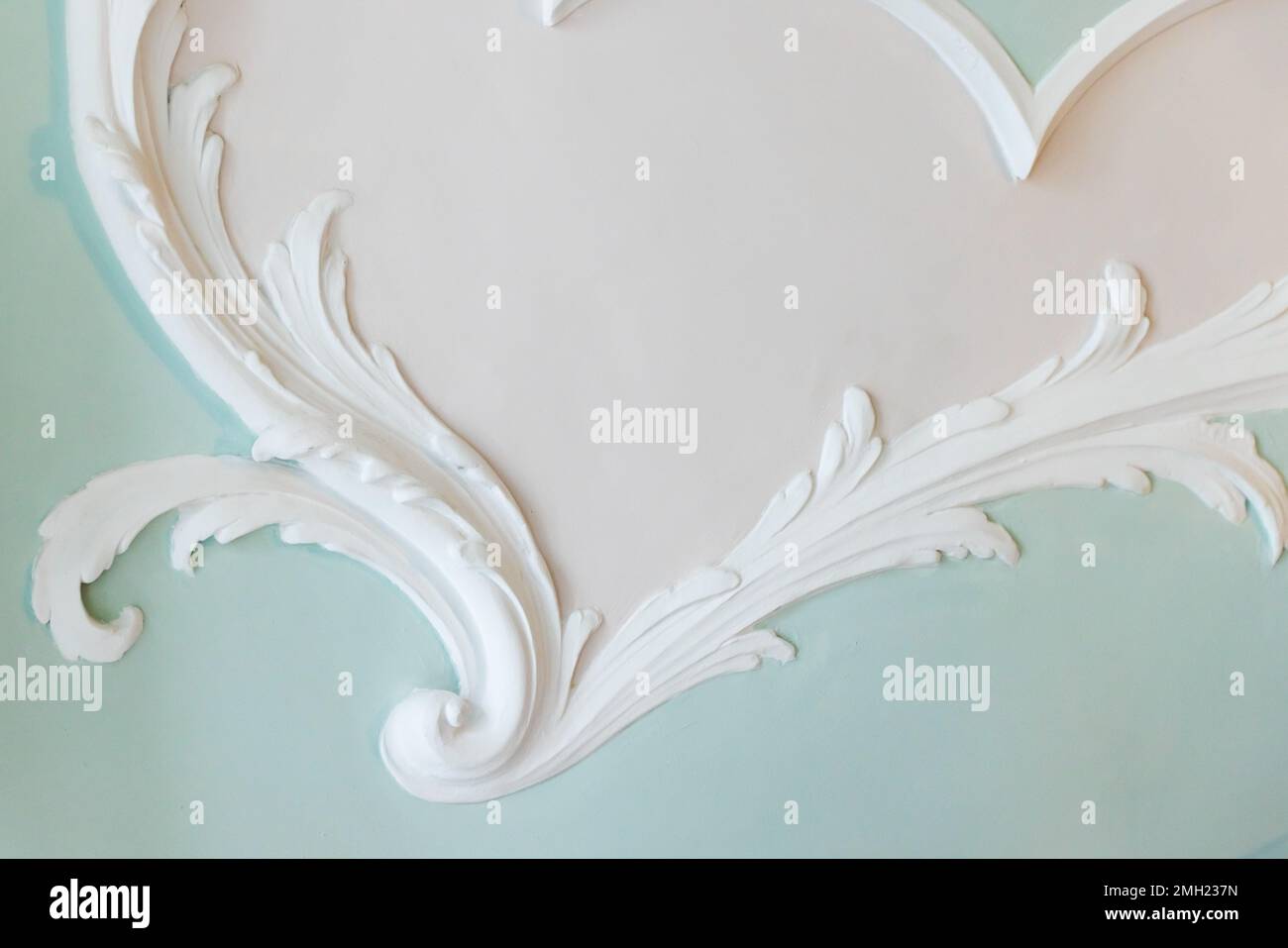 Design de plafond bas-relief en gypse blanc, style rococo, modèle abstrait classique d'architecture Banque D'Images