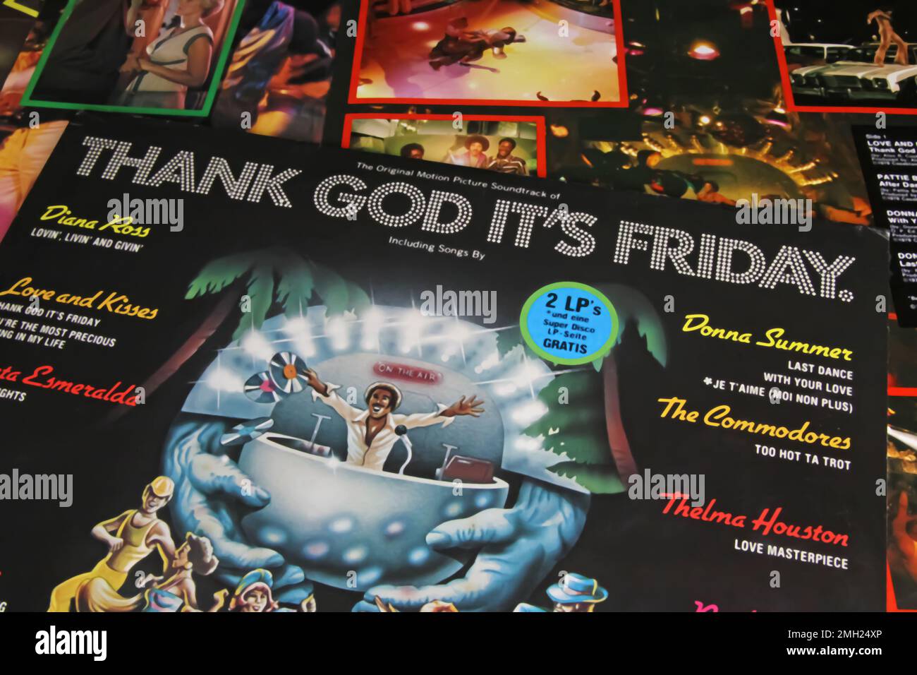 Viersen, Allemagne - 1 janvier. 2023: Gros plan de vinyle isolé couverture de disque de musique disco film bande-son Merci dieu son vendredi Banque D'Images