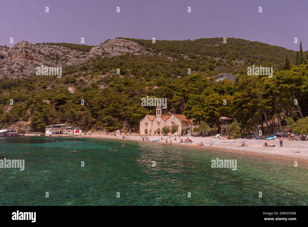 KOMIZA, CROATIE, EUROPE - les gens aiment la plage dans la ville côtière de Komiza, sur l'île de vis, dans la mer Adriatique. Banque D'Images