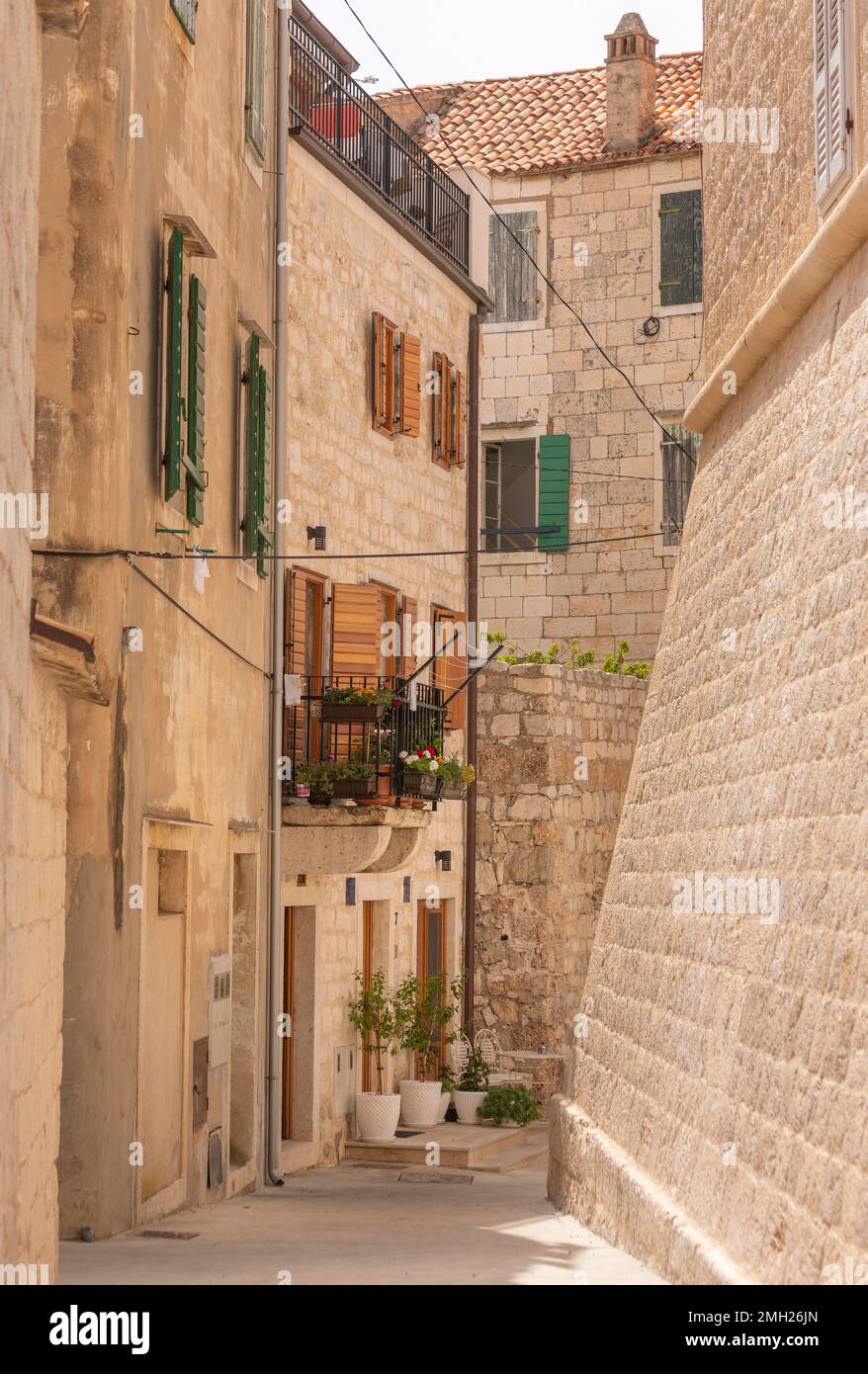 KOMIZA, CROATIE, EUROPE - rue étroite dans la ville côtière de Komiza, sur l'île de vis, dans la mer Adriatique. Banque D'Images