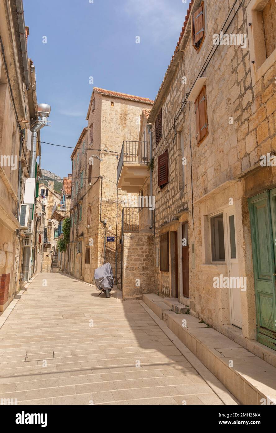 KOMIZA, CROATIE, EUROPE - rue étroite dans la ville côtière de Komiza, sur l'île de vis, dans la mer Adriatique. Banque D'Images