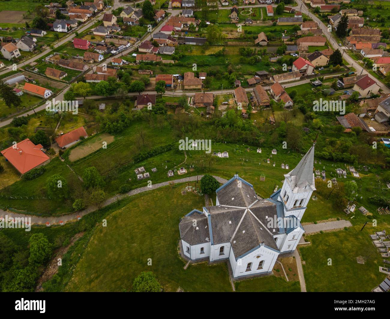 Vue aérienne de l'église du Roi Stephen, l'église est située sur une colline à côté de la colonie de Karancsság Banque D'Images