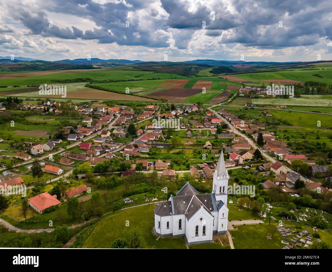 Vue aérienne de l'église du Roi Stephen, l'église est située sur une colline à côté de la colonie de Karancsság Banque D'Images