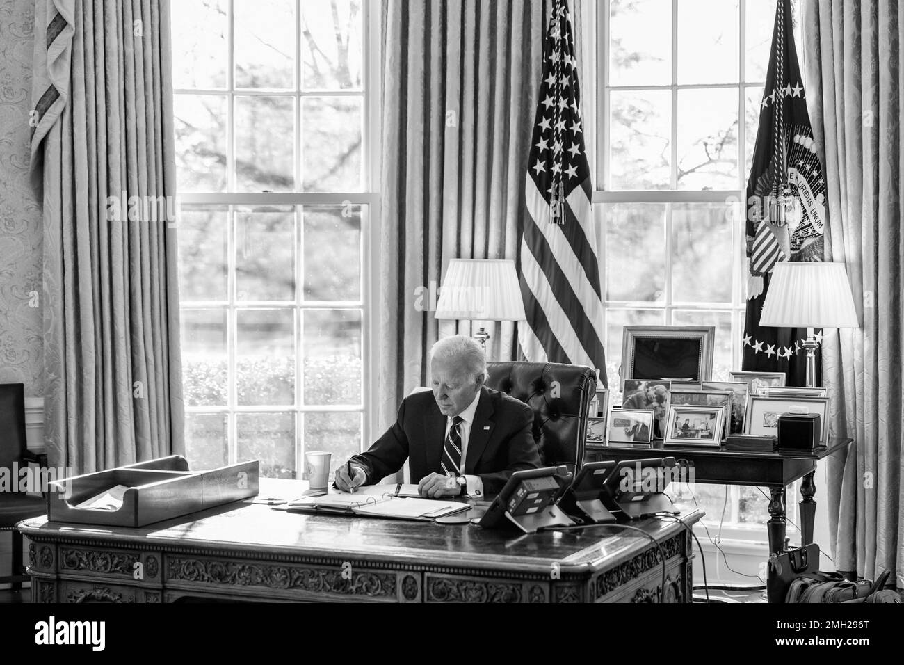 Le président Joe Biden travaille dans le Bureau ovale, vendredi, 13 janvier 2023, à la Maison Blanche. (Photo officielle de la Maison Blanche par Adam Schultz) Banque D'Images