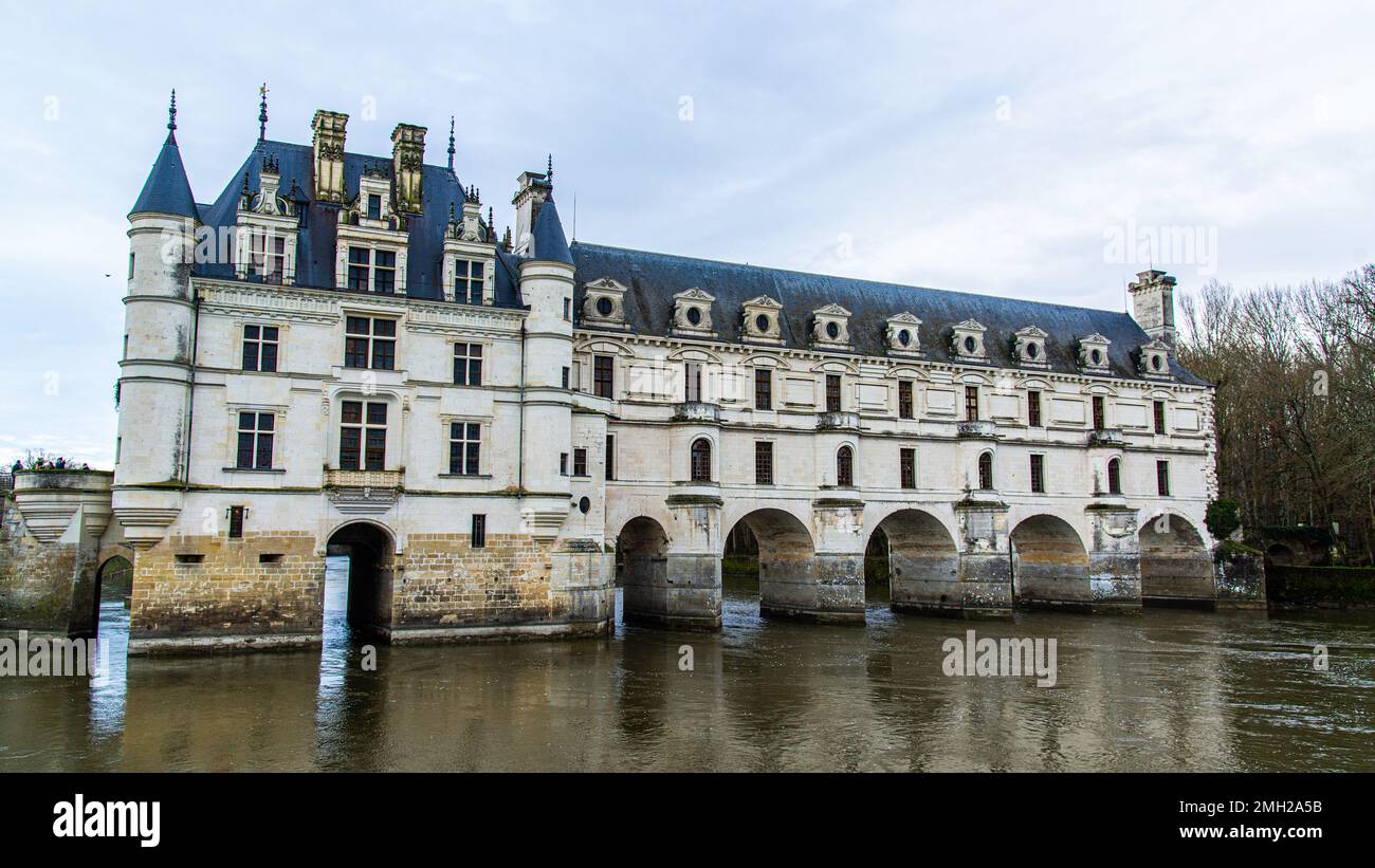 Chenonceau, France - décembre 29 2022 : Château de Chenonceau de l'autre côté de la rivière le cher Banque D'Images