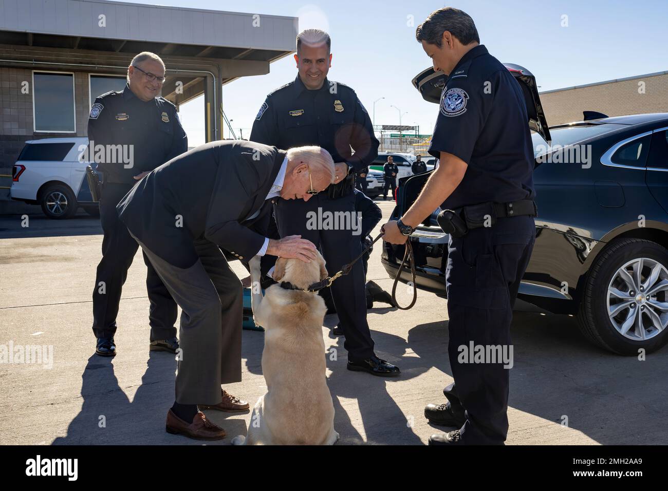 Le président Joe Biden accueille un chien lors d'une manifestation sur la façon dont les agents frontaliers recherchent des véhicules de contrebande lors de sa visite du pont des Amériques, dimanche, 8 janvier 2023, à El Paso. (Photo officielle de la Maison Blanche par Adam Schultz) Banque D'Images