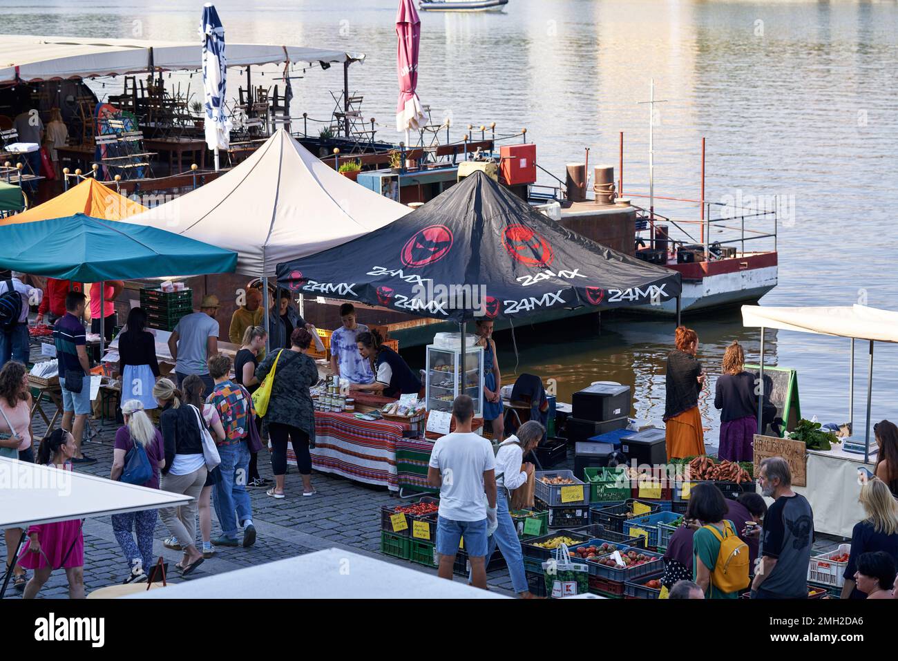 PRAGUE, RÉPUBLIQUE TCHÈQUE - 13 AOÛT 2022 : les gens magasinent sur le marché agricole de Naplavka, sur la rive de la Vltava Banque D'Images