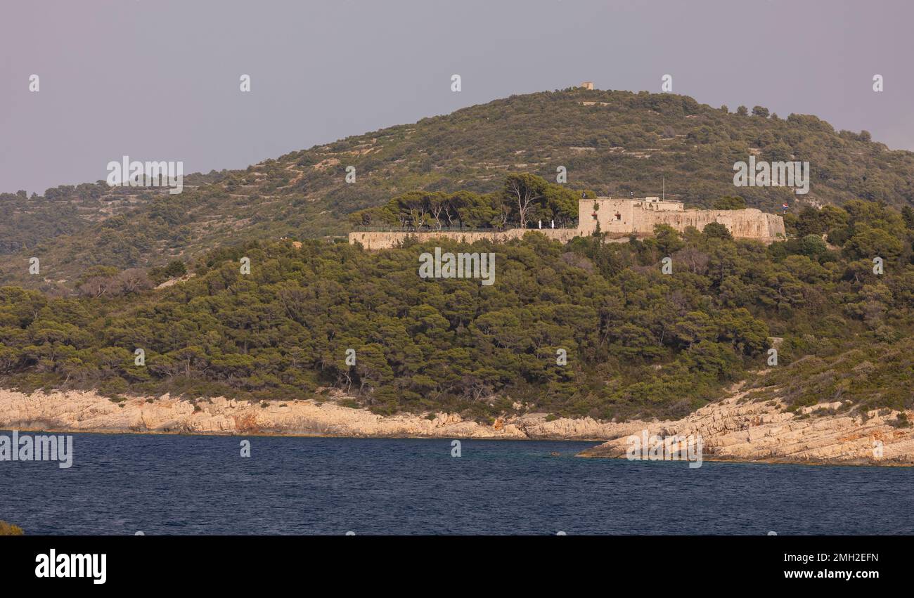 FORT GEORGE, vis, CROATIE, EUROPE - fort George au sommet d'une colline sur la côte de vis, une forteresse construite en 1812 pour protéger le port de vis. Banque D'Images