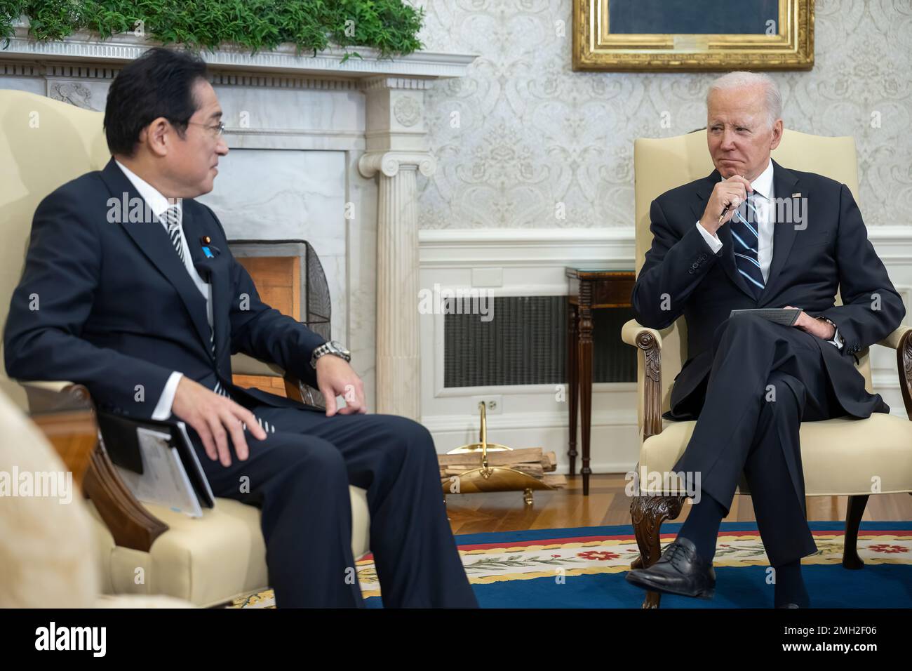 Le Président Joe Biden rencontre le Premier ministre japonais Fumio Kishida, vendredi, 13 janvier 2023, dans le Bureau ovale. (Photo officielle de la Maison Blanche par Adam Schultz) Banque D'Images