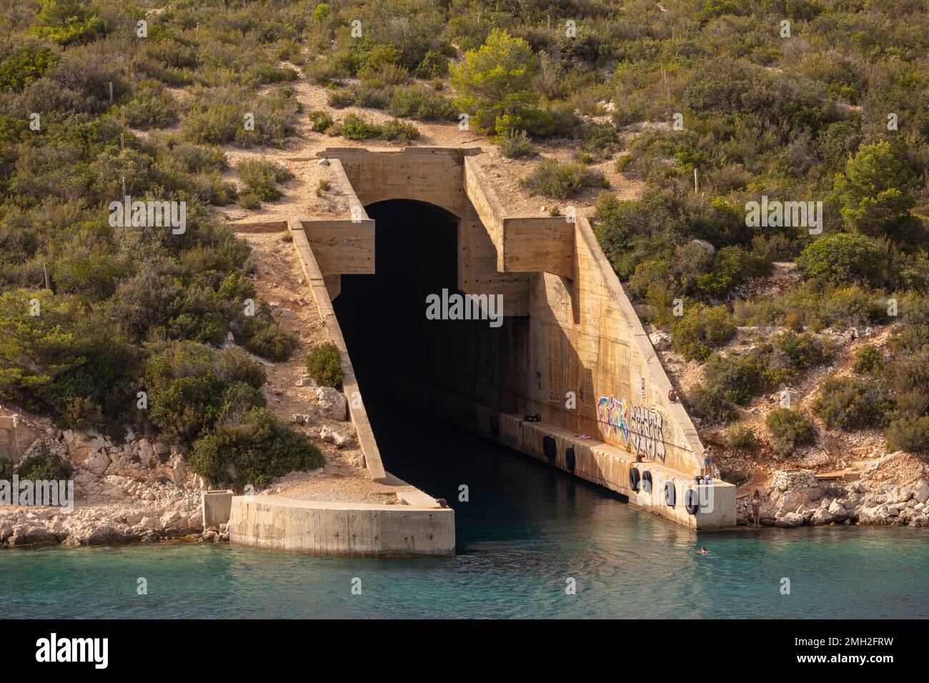 ÎLE DE vis, CROATIE, EUROPE - tunnel sous-marin dans la baie de Parja. Base sous-marine de Jastog, ancienne base navale de Yougoslavie. Banque D'Images