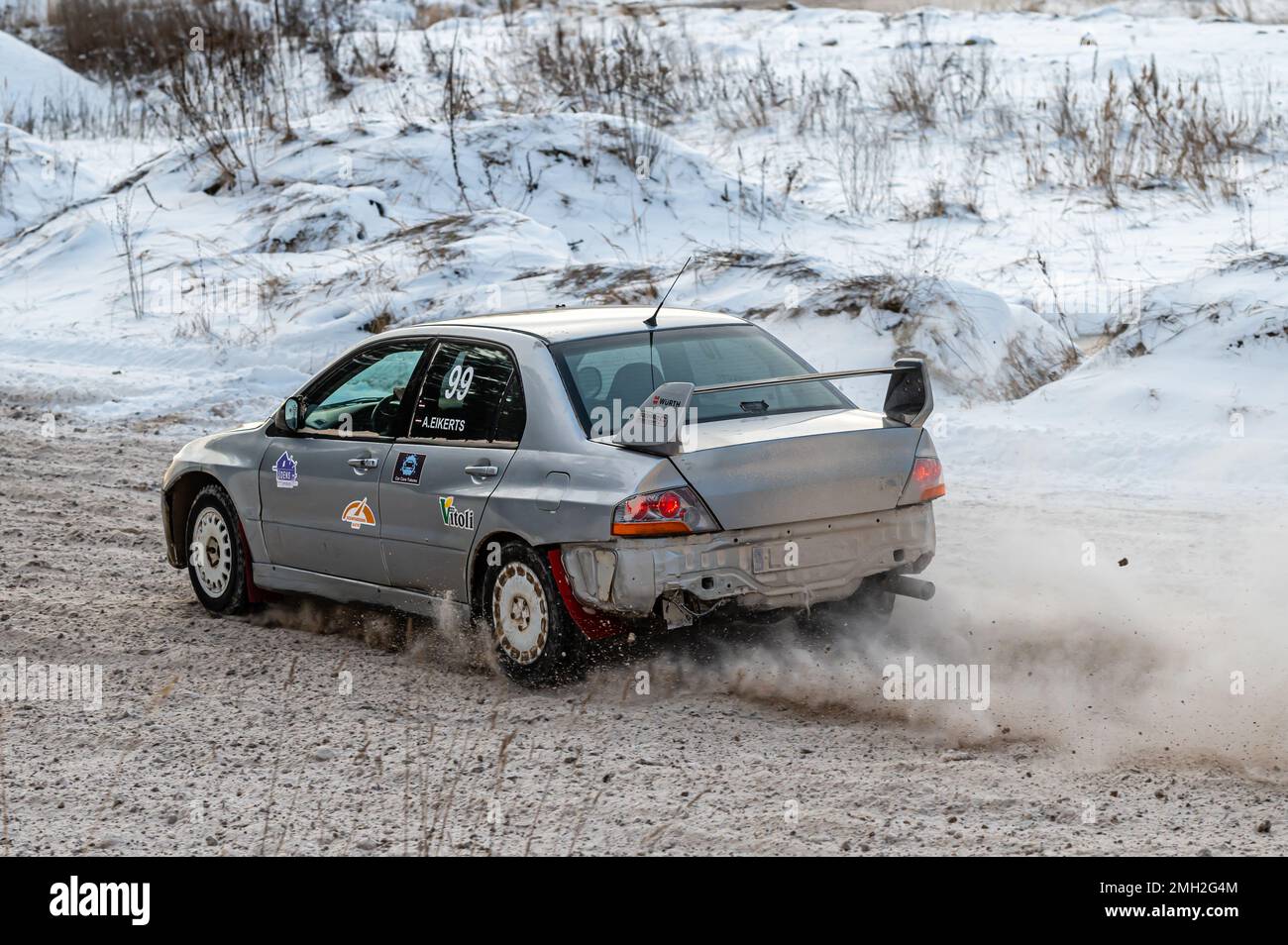 Tukums, Lettonie - janvier. 7. 2023: Les jeunes s'entraînent en toute sécurité sur une piste d'hiver avec la voiture de sport de rue Mitsubishi lancer Evo Banque D'Images