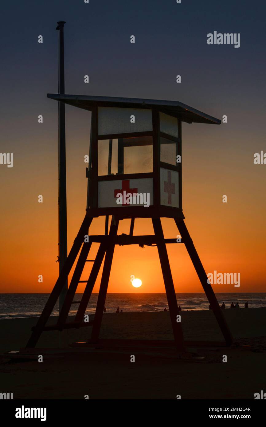 Une tour de guet en bois classique à la plage de Maspalomas au coucher du soleil, Maspalomas,Gran Canary, îles Canaries, Espagne Banque D'Images