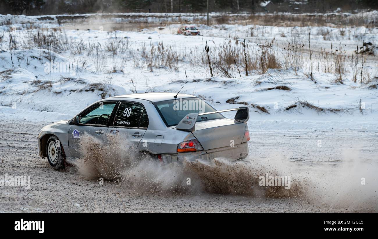 Tukums, Lettonie - janvier. 7. 2023: Les jeunes s'entraînent en toute sécurité sur une piste d'hiver avec la voiture de sport de rue Mitsubishi lancer Evo Banque D'Images