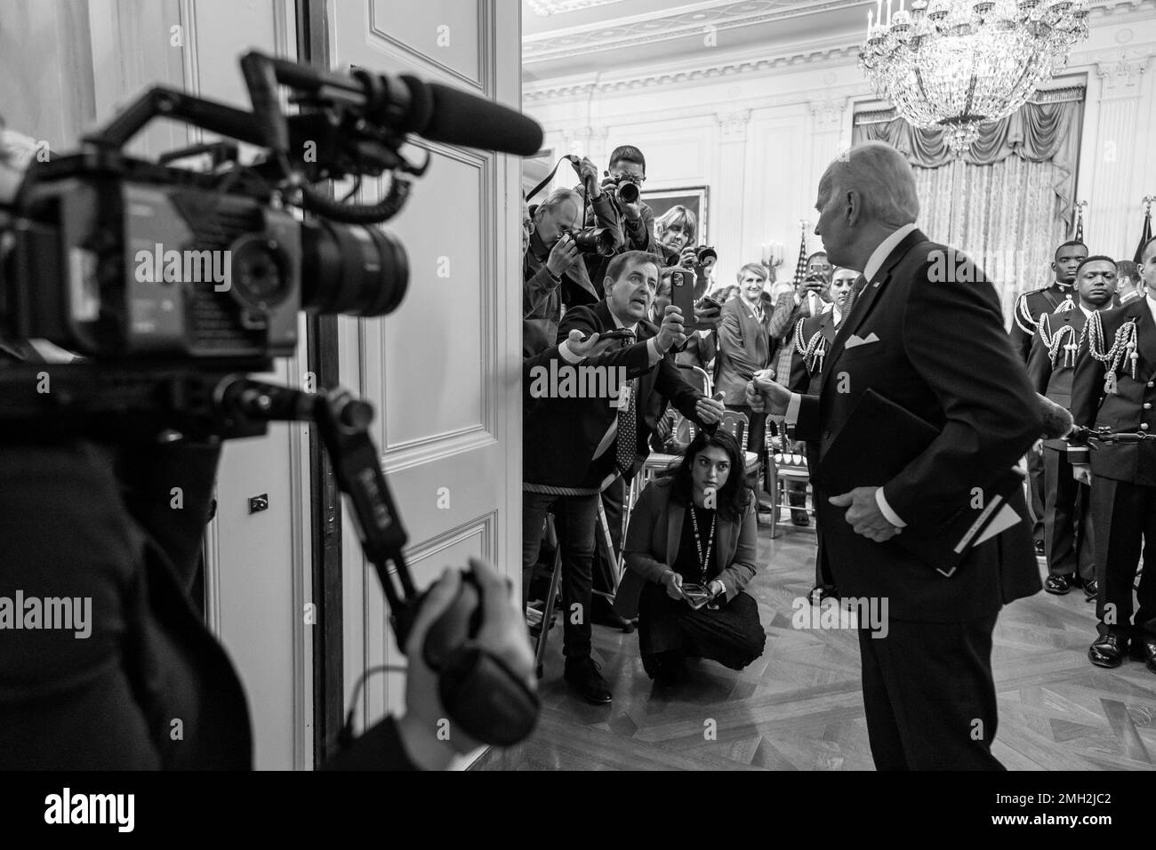 Le président Joe Biden s'entretient avec les journalistes alors qu'il quitte un événement avec des participants des États-Unis Conférence des maires Réunion d'hiver, vendredi, 20 janvier 2023, dans la salle est de la Maison Blanche. (Photo officielle de la Maison Blanche par Cameron Smith) Banque D'Images