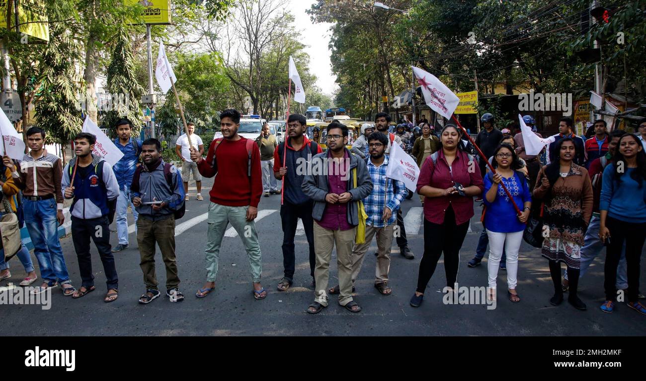 Students of Jadavpur University and activists of Students' Federation of India (SFI) shout slogans demanding a probe on Thursday's firing at a student protest in New Delhi as they rally in Kolkata, India, Monday, Feb. 3, 2020. Indian police on Thursday detained a man who allegedly fired a pistol near a university in New Delhi where students were protesting a new citizenship law that excludes Muslims. (AP Photo/Bikas Das) Banque D'Images