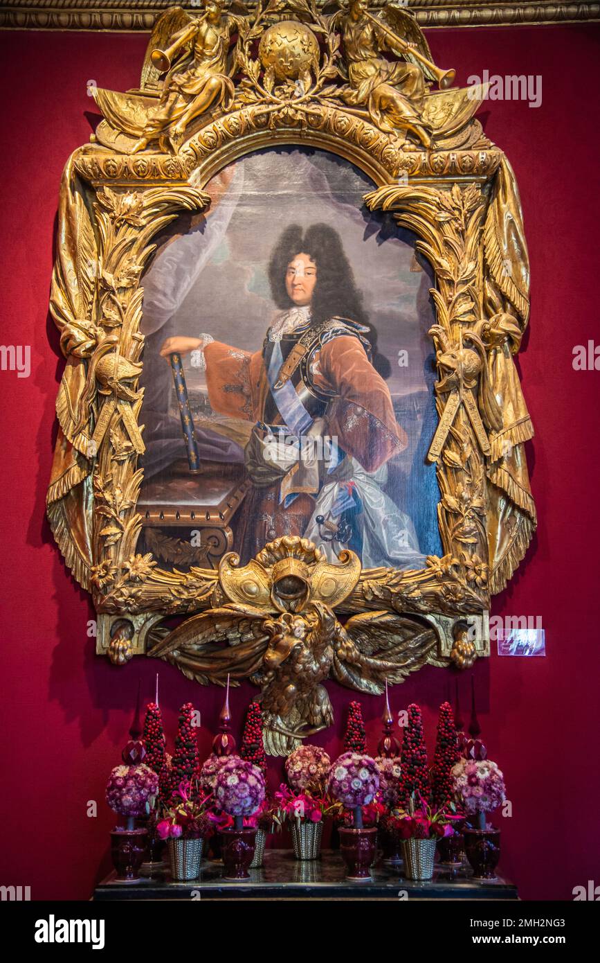 File:Louis XIV portrait en pieds Nicolas Mignard musée des Beaux-Arts  d'Angers.jpg - Wikimedia Commons