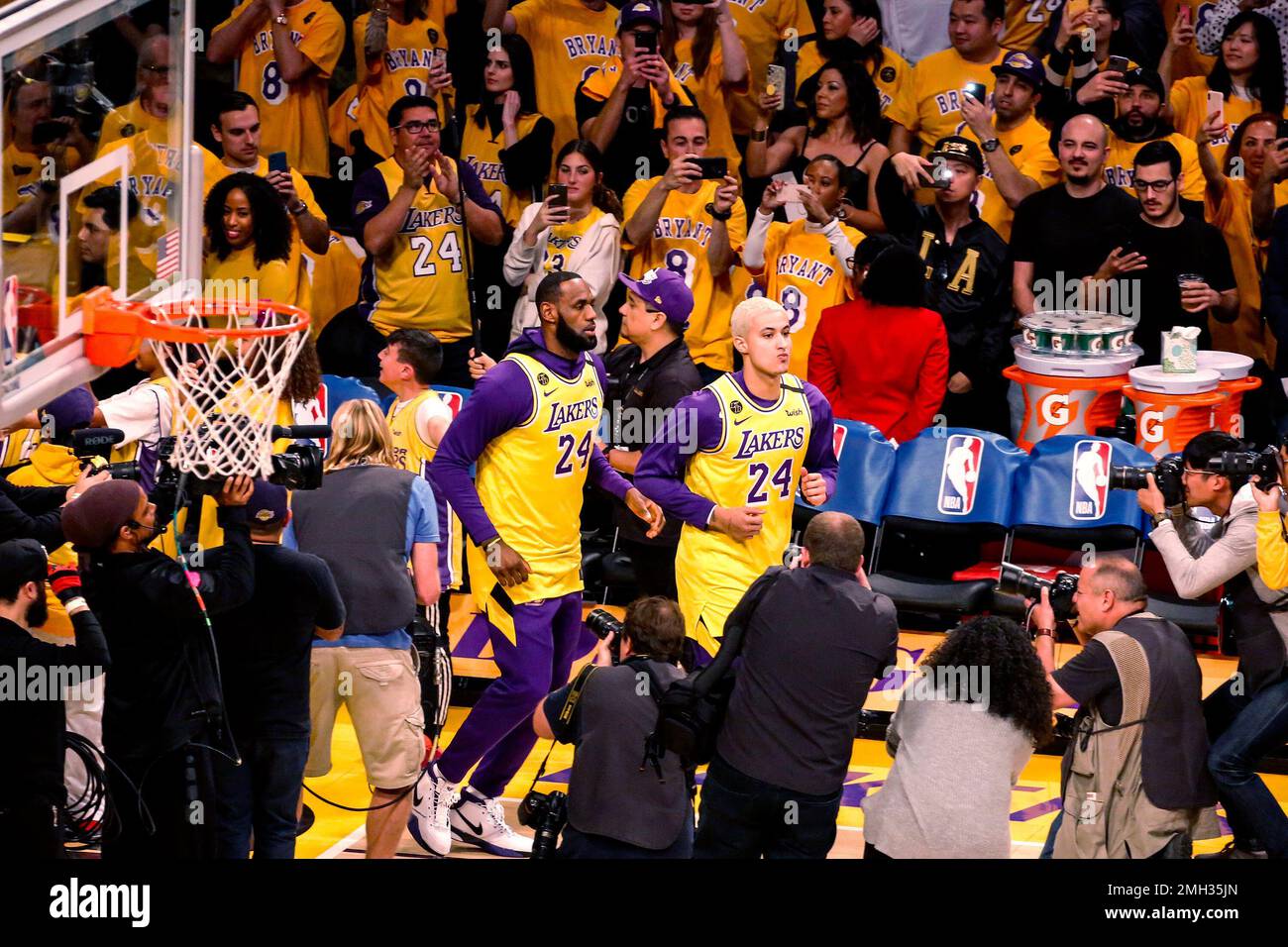 Los Angeles Lakers' LeBron James and Kyle Kuzma, wearing No. 24 jerseys in remembrance of Kobe Bryant prior to the team's NBA basketball game against the Portland Trail Blazers on Friday, Jan. 31, 2020, in Los Angeles. Bryant, the 18-time NBA All-Star who won five championships and became one of the greatest basketball players of his generation during a 20-year career with the Lakers, died in a helicopter crash Sunday. (AP Photo/Ringo H.W. Chiu) Banque D'Images