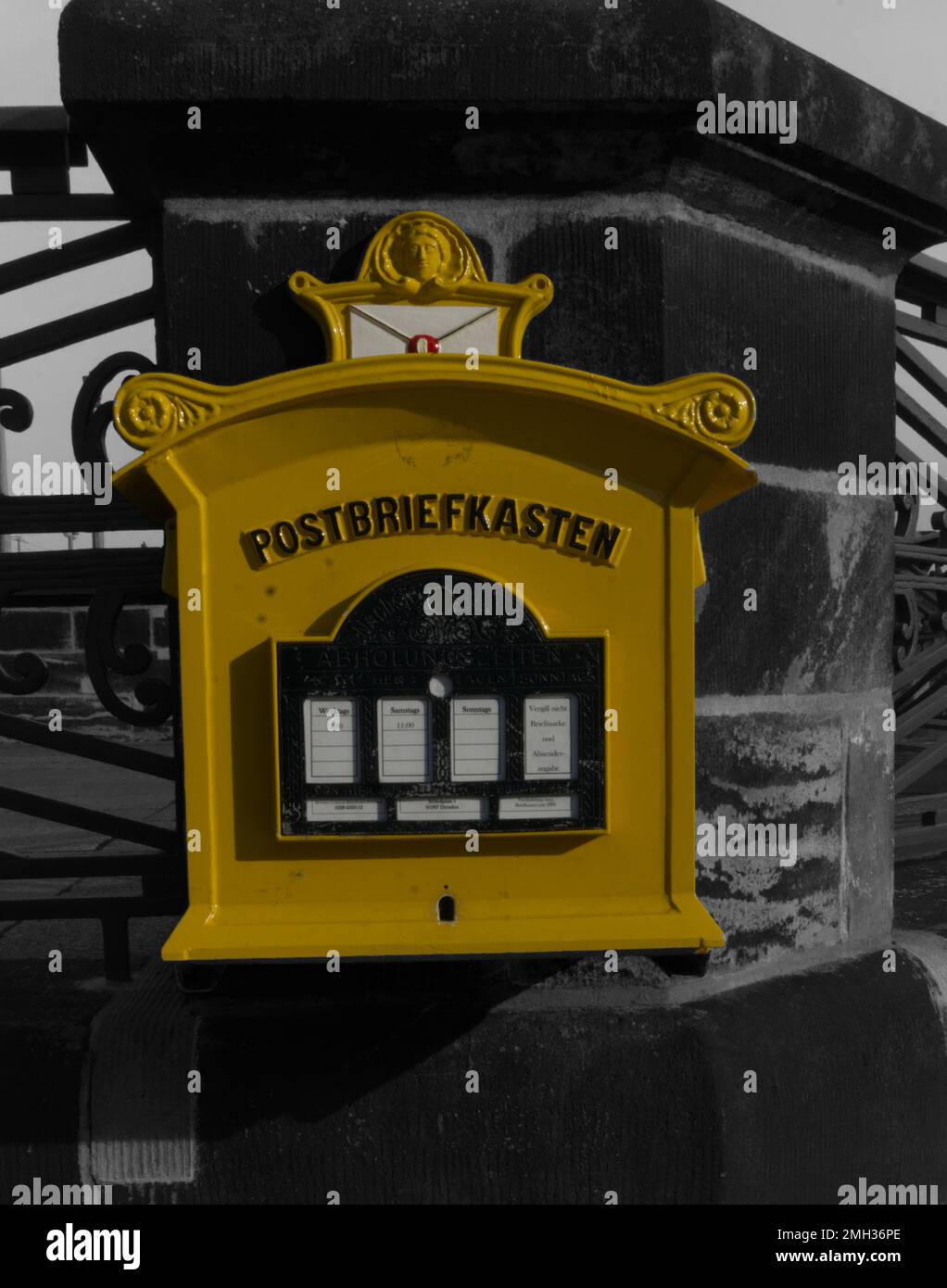 boîte postale jaune Banque D'Images