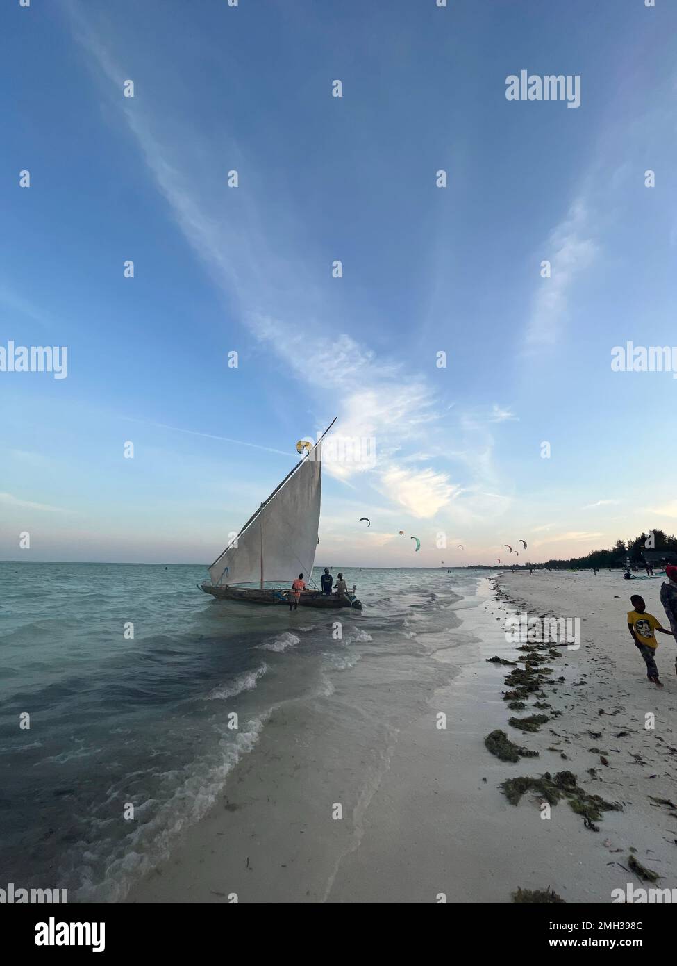 Bateau à voile et de nombreux cerfs-volants en face de la plage Zanzibar, Tanzanie. Banque D'Images