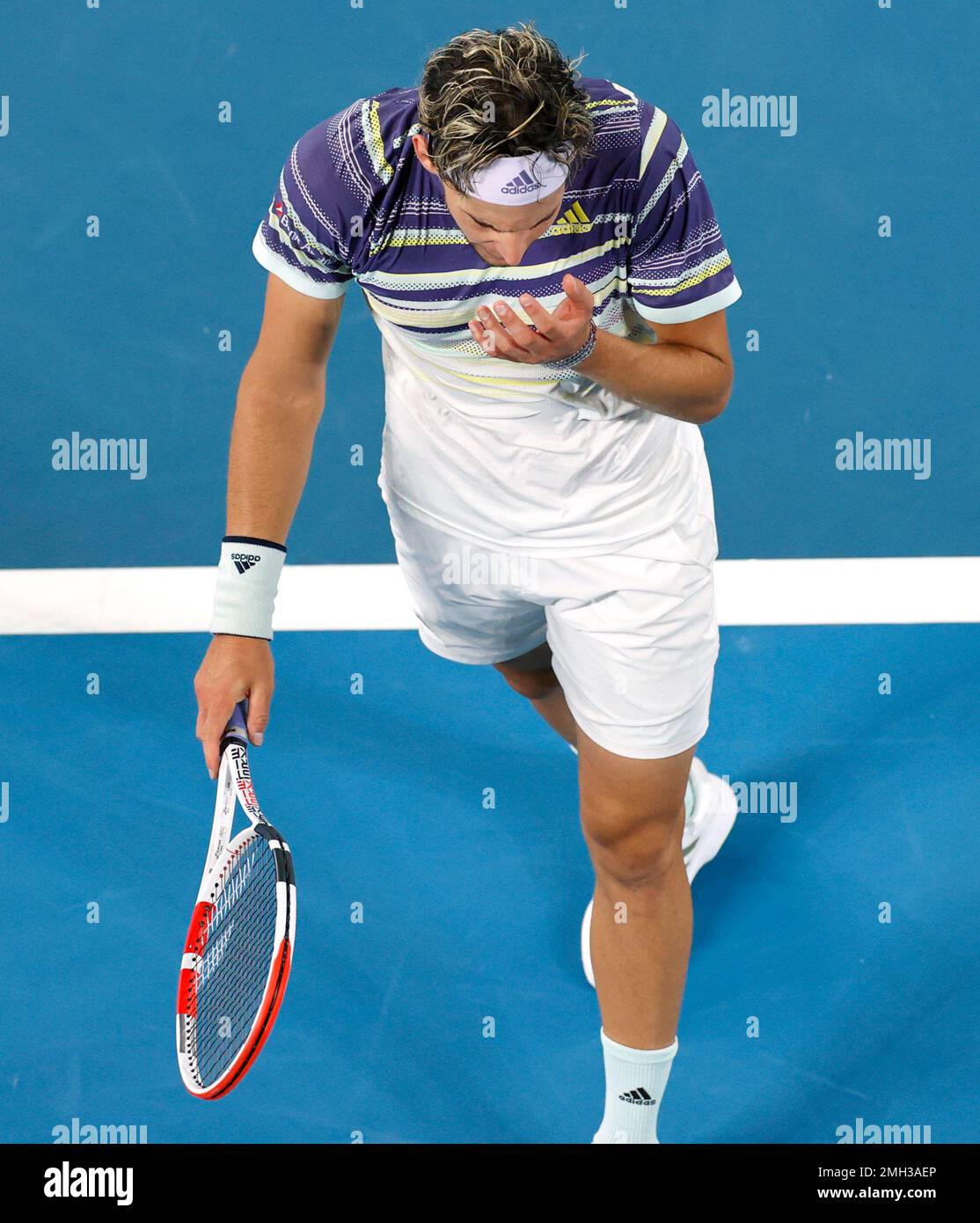 Austria's Dominic Thiem reacts during his semifinal match against Germany's Alexander Zverev at the Australian Open tennis championship in Melbourne, Australia, Friday, Jan. 31, 2020. (AP Photo/Andy Wong) Banque D'Images