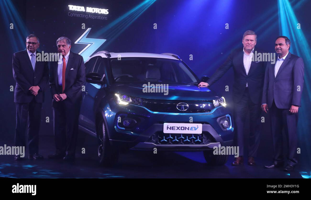 From left, Tata Sons chairman Natarajan Chandrasekaran, Tata group's former chairman Ratan Tata, Indian industrialist Shailesh Chandra and Tata Motors CEO Guenter Butschek pose during the launch of electric SUV Nexon EV in Mumbai, India, Tuesday, Jan. 28, 2020. (AP Photo/Rafiq Maqbool) Banque D'Images