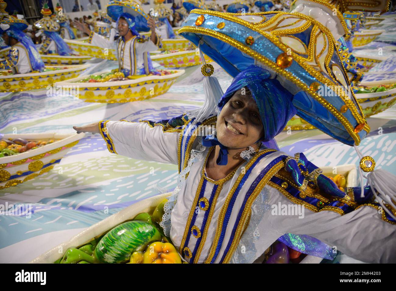 Carnaval de Rio de Janeiro Portela samba parade scolaire. Des fêtards se sont produit à Sambadrome marques de Sapucai sur des costumes colorés pour les vacances navales Banque D'Images