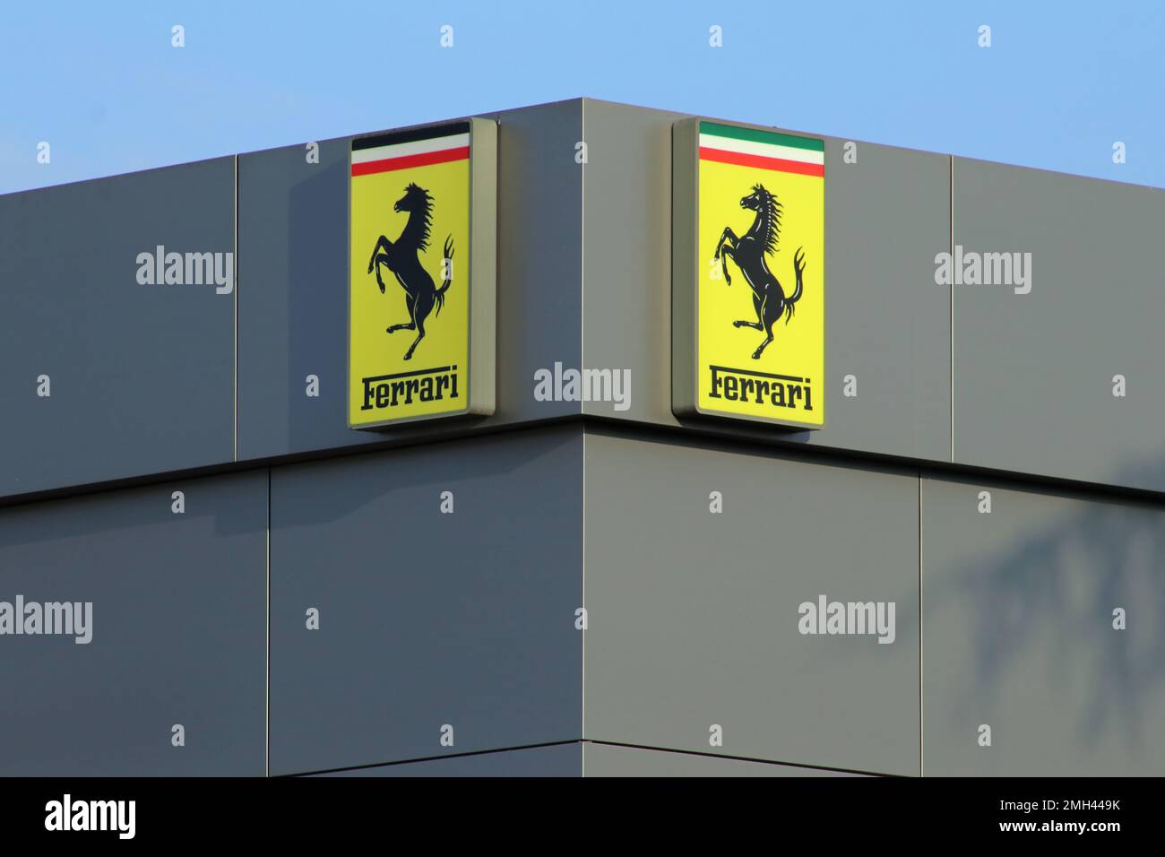 Italie, année 2023, logo Ferrari cars sur le bâtiment d'un concessionnaire officiel de la marque Banque D'Images