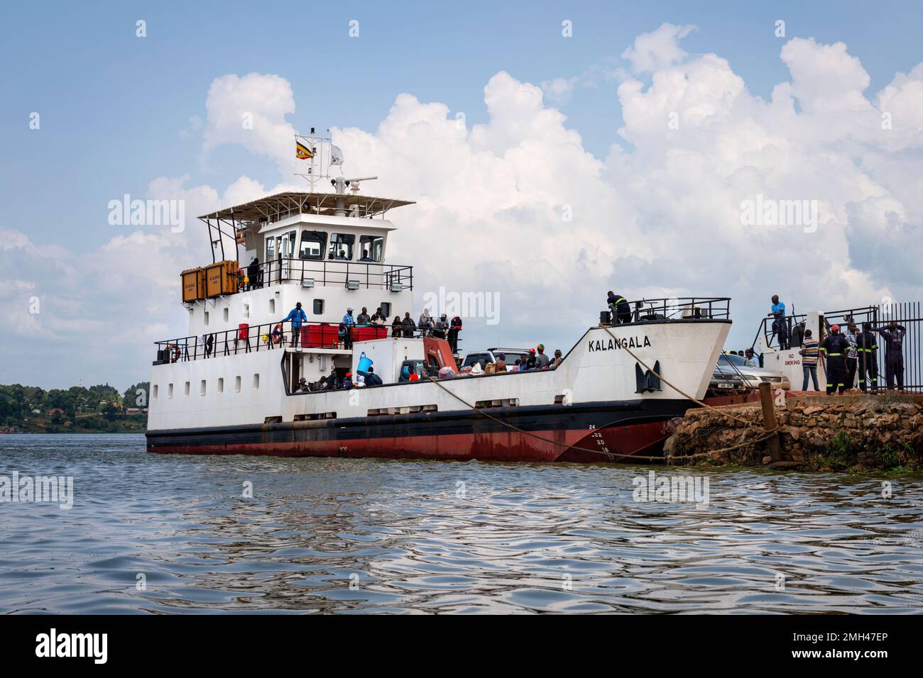 Le ferry MV Kalangala qui transporte des personnes et des véhicules au-dessus du lac Victoria, de Nakiwogo, Entebbe aux îles Kalangala. Banque D'Images