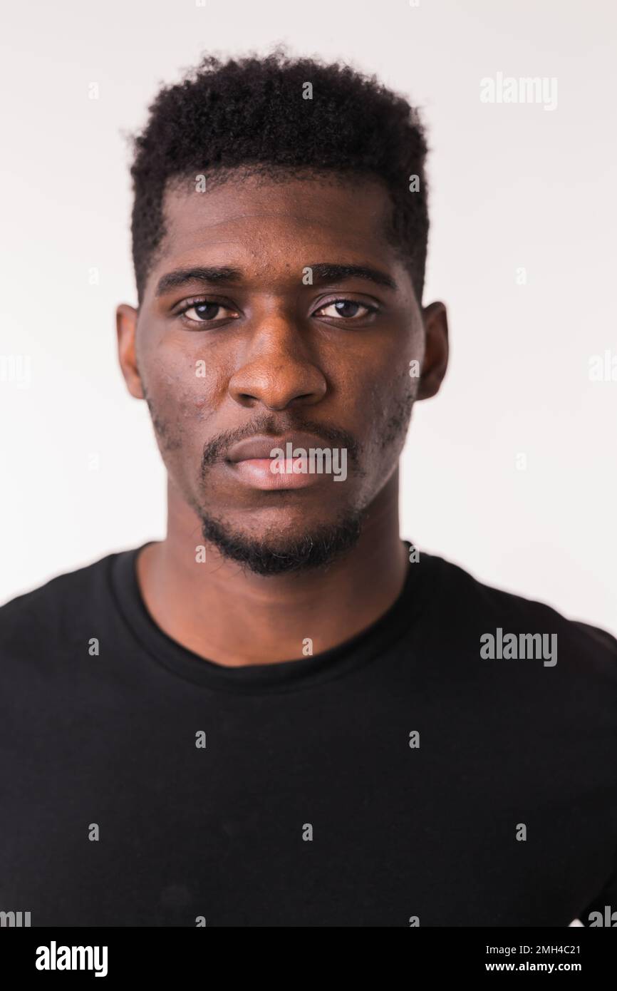 Portrait d'homme afro-américain gros plan isolé fond blanc - concept de diversité Banque D'Images
