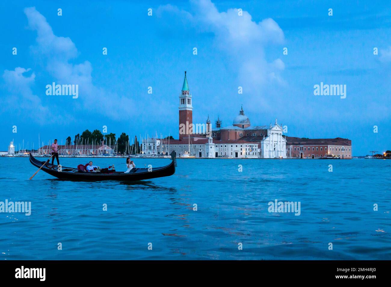 Une télécabine passe devant la basilique San Giorgio Maggiore sur la lagune vénitienne Banque D'Images