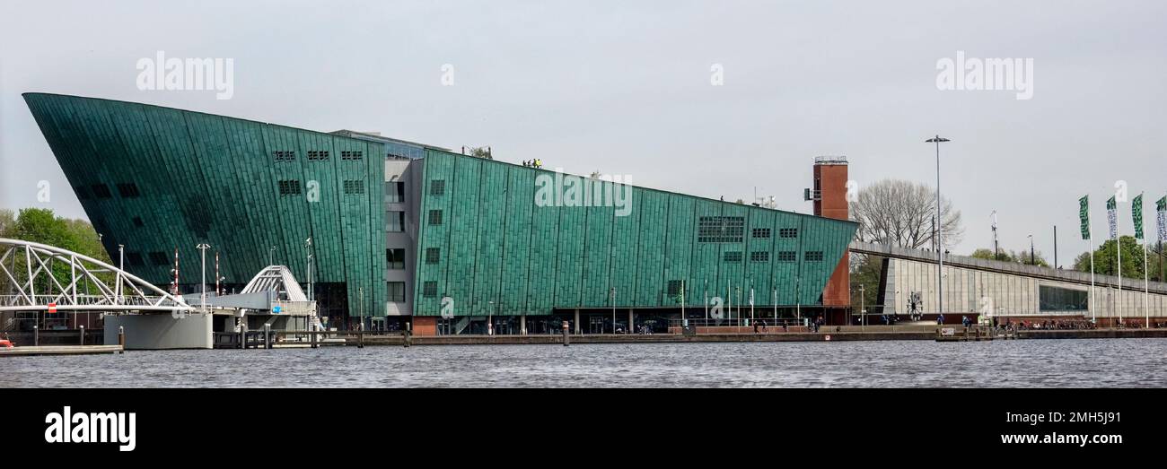 AMSTERDAM, PAYS-BAS - 01 MAI 2018 : vue panoramique du musée des sciences NEMO Banque D'Images