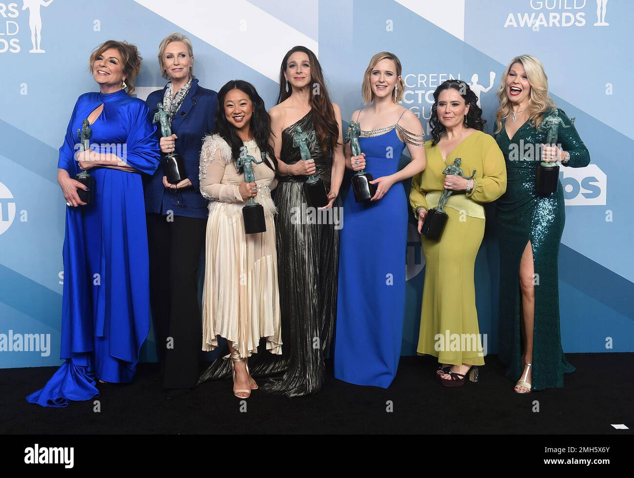 Caroline Aaron, from left, Jane Lynch, Stephanie Hsu, Marin Hinkle, Rachel Brosnahan, Alex Borstein, and Matilda Szydagis pose in the press room with the award for outstanding performance by an ensemble in a comedy series for "The Marvelous Mrs. Maisel" at the 26th annual Screen Actors Guild Awards at the Shrine Auditorium & Expo Hall on Sunday, Jan. 19, 2020, in Los Angeles. (Photo by Jordan Strauss/Invision/AP) Banque D'Images