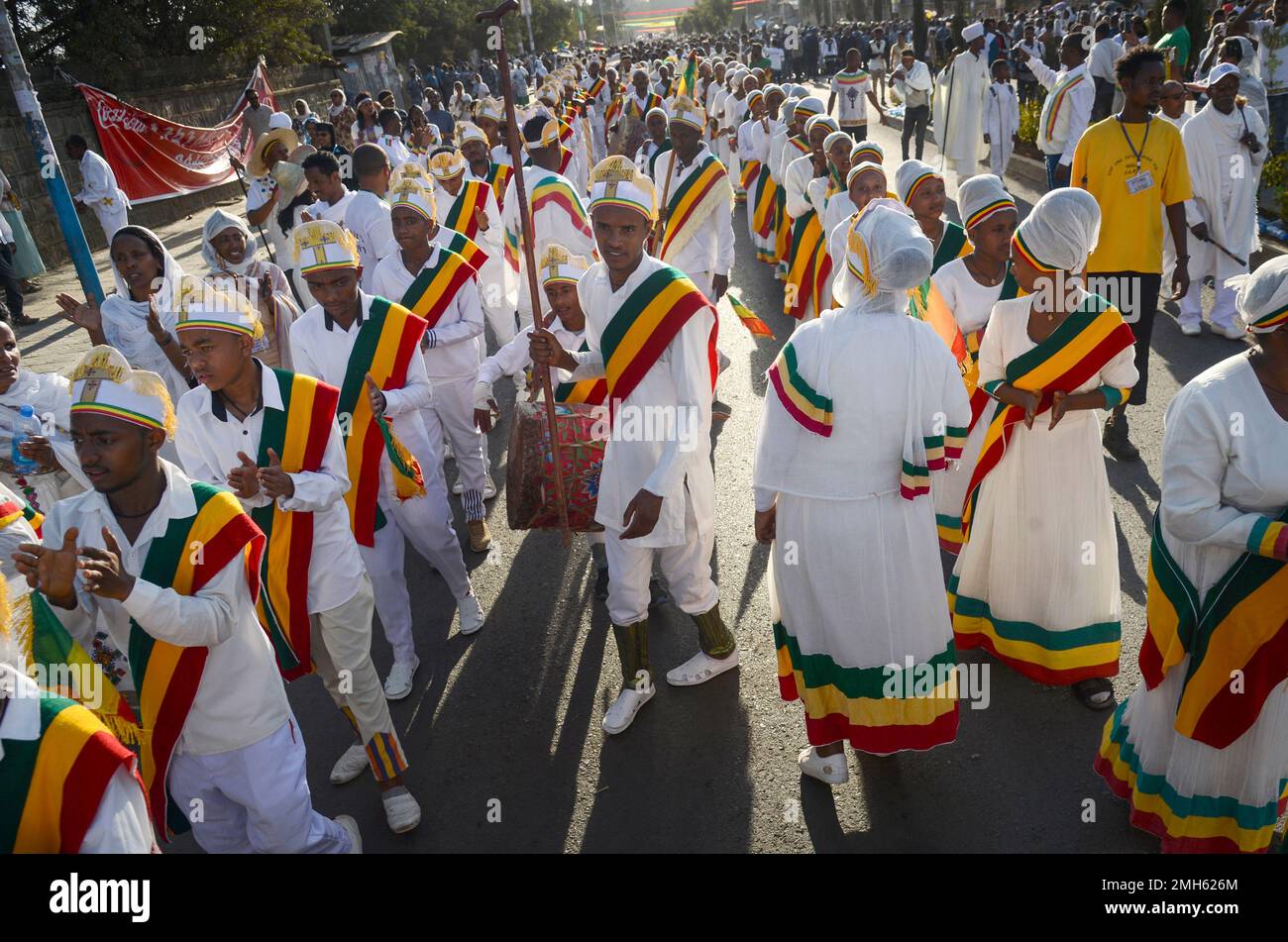 Christians from the Ethiopian Orthodox church celebrate the first day of the festival of Timkat, or Epiphany, in the capital Addis Ababa, Ethiopia Sunday, Jan. 19, 2020. The annual festival celebrates the baptism of Jesus Christ in the River Jordan. (AP Photo) Banque D'Images