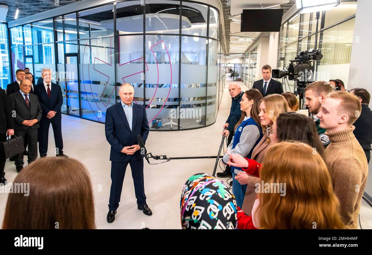 Moscou, Russie. 25th janvier 2023. Le président russe Vladimir Poutine, au centre, prononce un discours aux étudiants de l'université lors d'une réunion pour souligner la Journée des étudiants russes au Vorobyovy Gory innovation Science and Technology Centre de l'Université d'État de Moscou, 25 janvier 2023, à Moscou, en Russie. Crédit: Maksim Mishin/Kremlin Pool/Alay Live News Banque D'Images