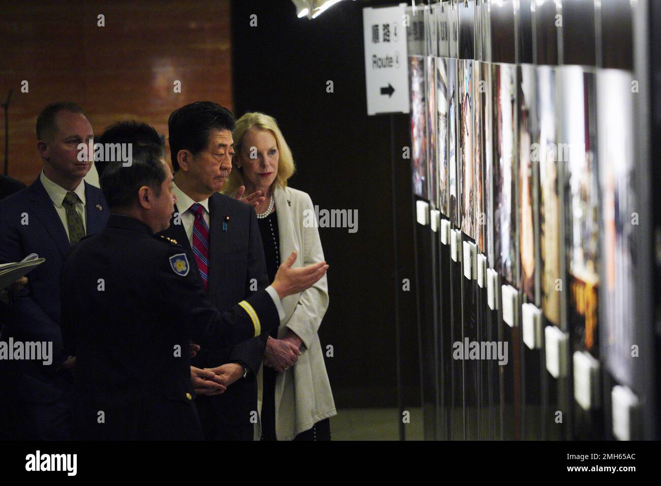 Mary Jean Eisenhower, granddaughter of former U.S. President Dwight D. Eisenhower, right, and Merrill Eisenhower Atwater, the great-grandson, left, with Japan's Prime Minister Shinzo Abe, are guided to see a photo exposition on the 60th Anniversary commemorative reception of the signing of the Japan-U.S. Security Treaty at the Iikura Guesthouse in Tokyo Sunday, Jan. 19, 2020. (AP Photo/Eugene Hoshiko, Pool) Banque D'Images
