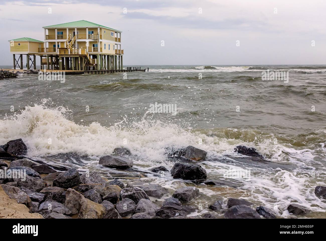 Waves s'est écrasement près d'une maison de location à Dauphin Island West End Beach, le 3 janvier 2023, à Dauphin Island, en Alabama. Banque D'Images