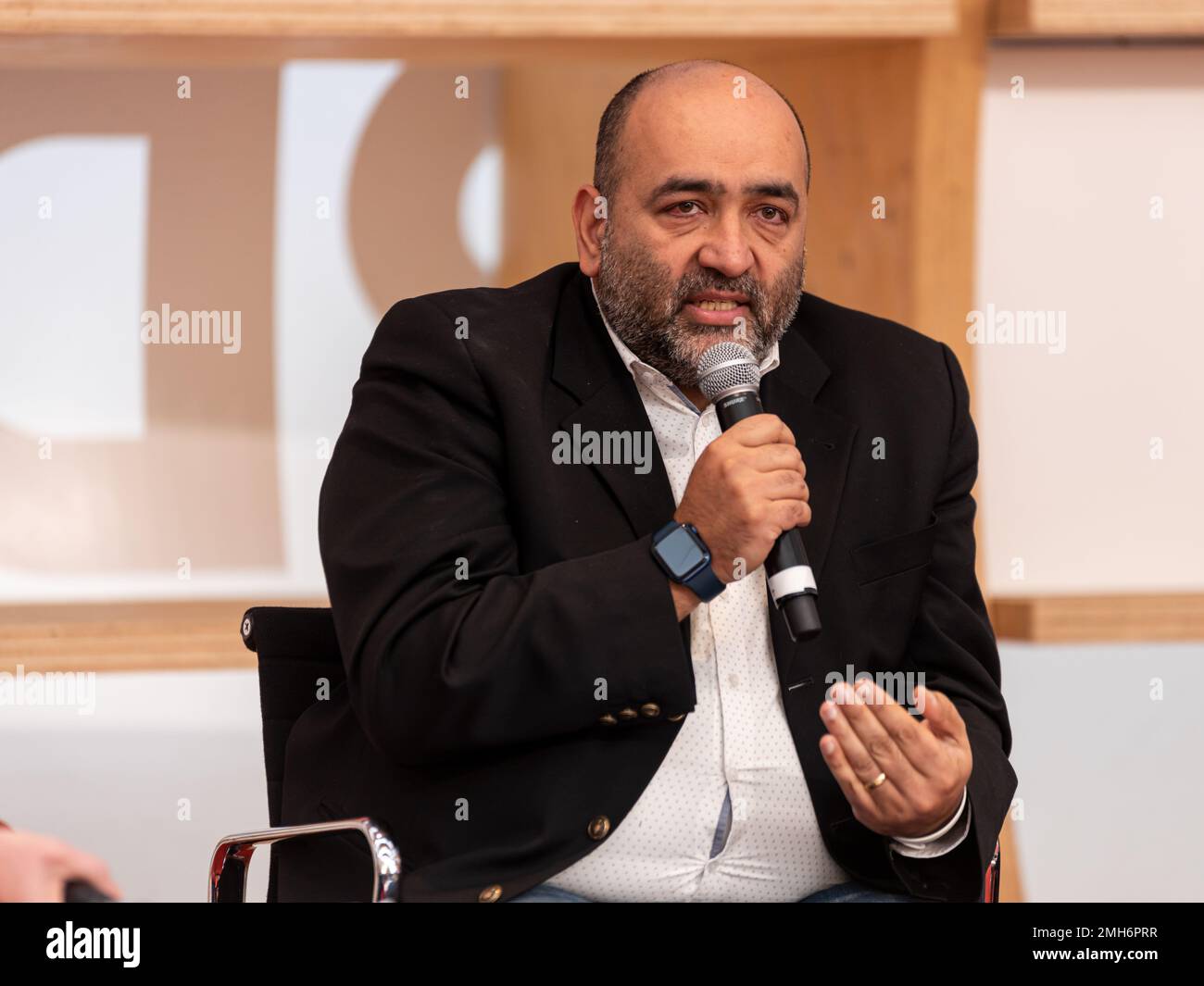 Francfort, Allemagne. 19th octobre 2022. Foire du livre de Francfort, Frankfurter Buchmesse 2022: Homme politique allemand Omid Nouripour, co-leader du parti allemand Alliance 90/les Verts (Bündnis 90/Die Grünen) à la Table ronde parler de la situation en Iran avec le thème "Iran - où aller? Le soulèvement contre le régime du mollah et ce que le reste du monde peut faire" au pavillon de la scène d'Agora. Crédit: Christian Lademann / lademannmedia Banque D'Images