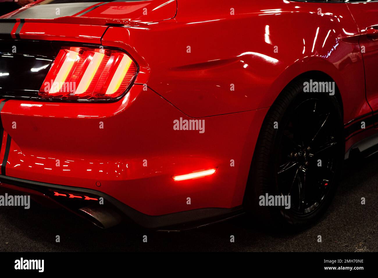 Ford Mustangs sont vus pendant le salon de l'auto MCM à Bogota, en Colombie, le plus grand salon de l'auto en amérique latine, sur 20 janvier 2022. Banque D'Images