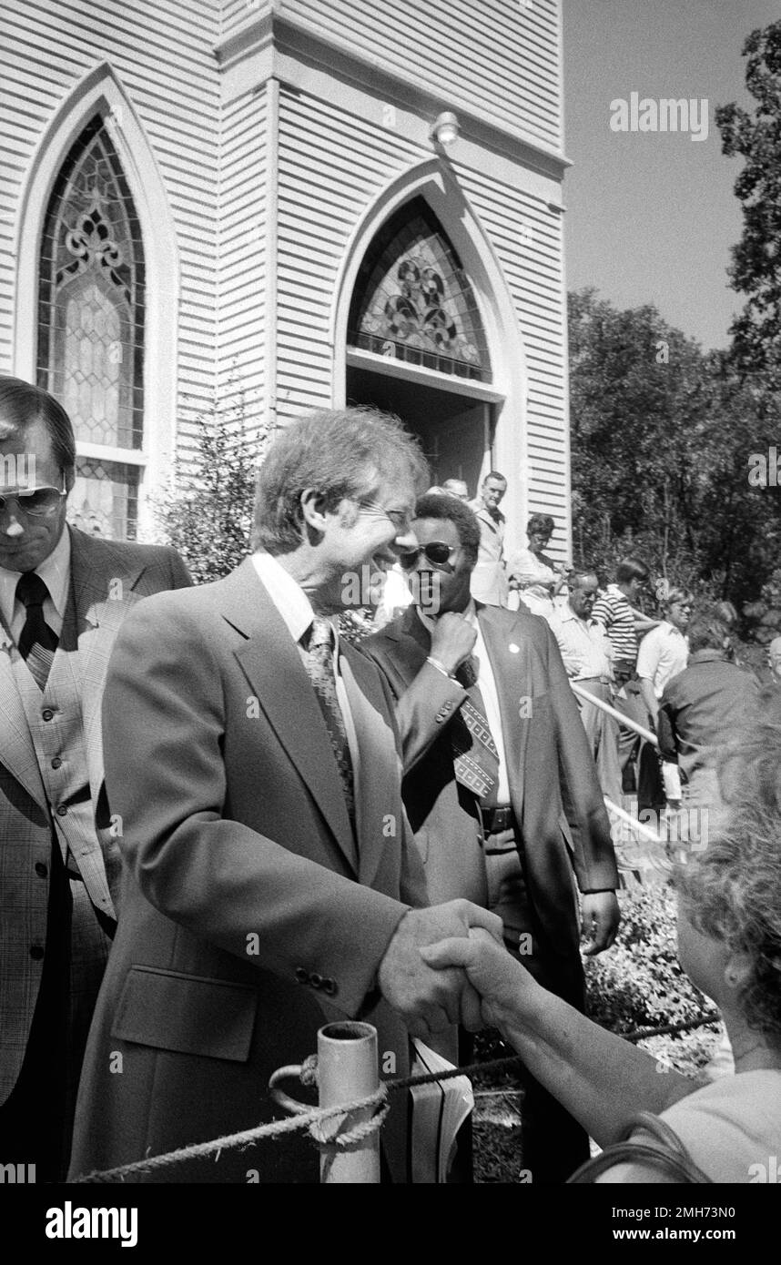 ÉTATS-UNIS Le candidat présidentiel démocrate Jimmy carter entre la main après avoir quitté Church, Jacksonville, Floride, États-Unis, Thomas J. O'Halloran, ÉTATS-UNIS Collection de photographies du magazine News & World Report, 10 septembre 1976 Banque D'Images