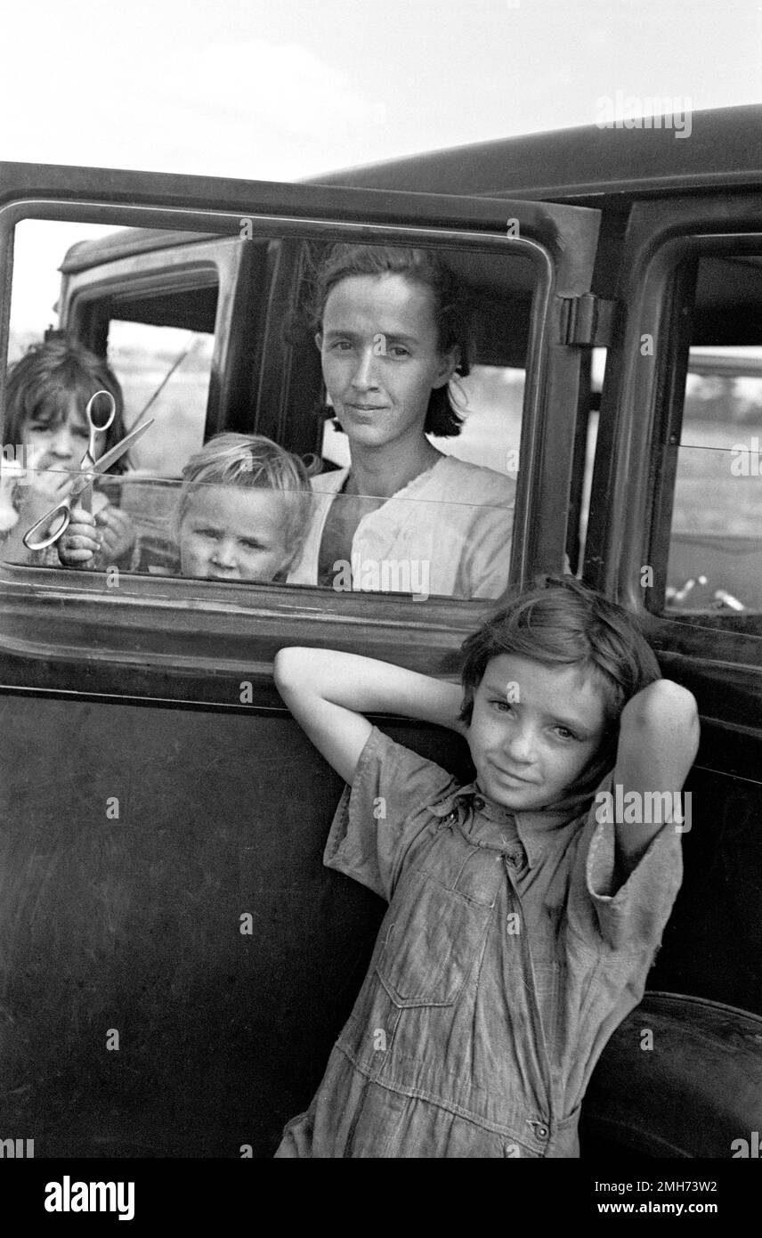 La famille des travailleurs des fruits migrateurs du Tennessee a campé à Field près de Packinghouse, Winter Haven, Floride, États-Unis, Arthur Rothstein, ÉTATS-UNIS Administration de la réinstallation, janvier 1937 Banque D'Images