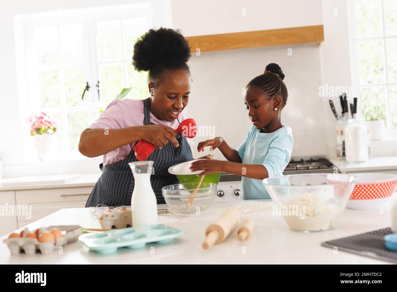 Bonne grand-mère afro-américaine et petite-fille qui cuisent ensemble dans la cuisine Banque D'Images