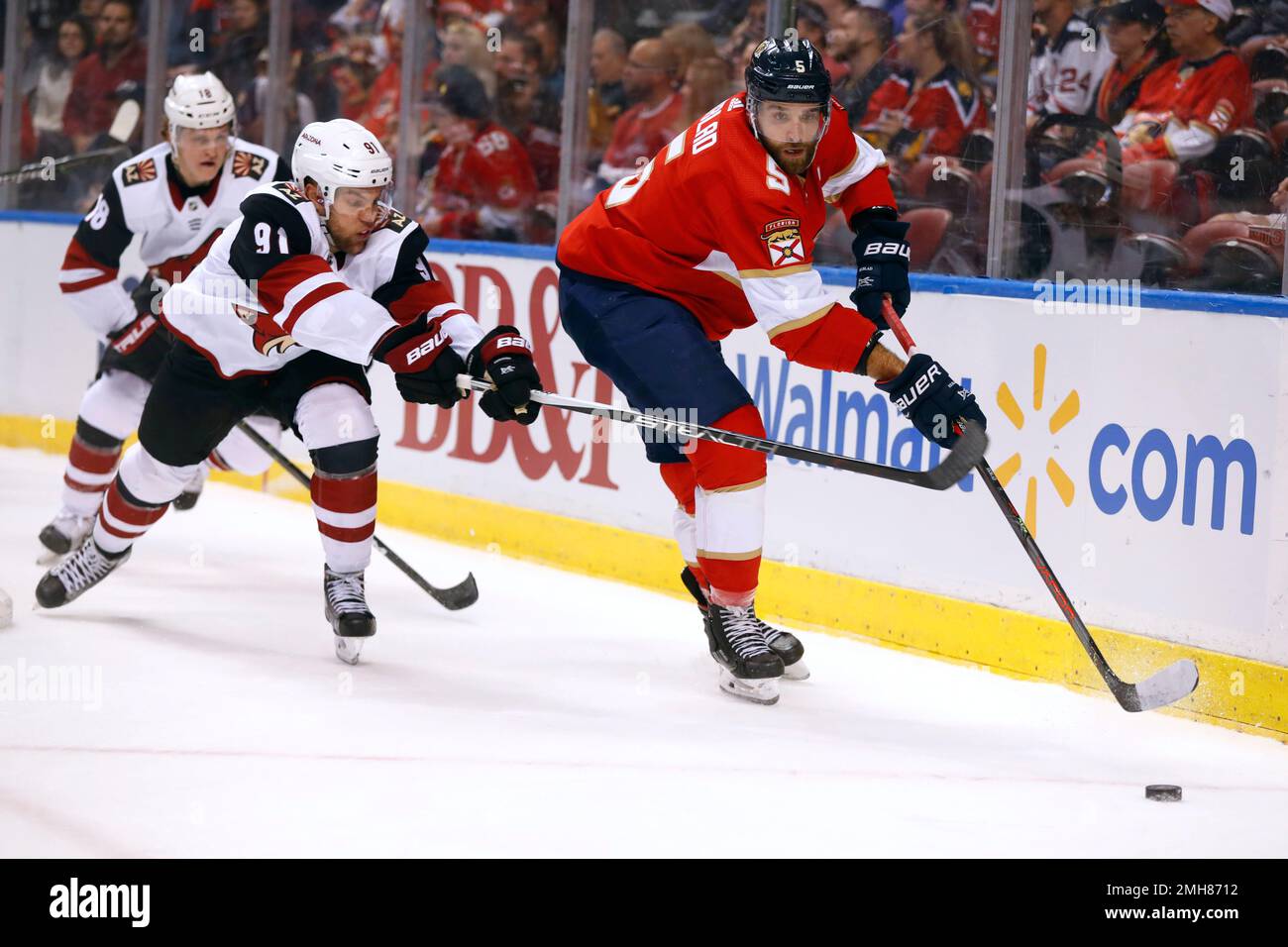 Florida Panthers defenseman Aaron Ekblad (5) works for the puck against Arizona Coyotes left wing Taylor Hall (91) and center Christian Dvorak (18) during the first period of an NHL hockey game Tuesday, Jan. 7, 2020, in Sunrise, Fla. (AP Photo/Wilfredo Lee) Banque D'Images