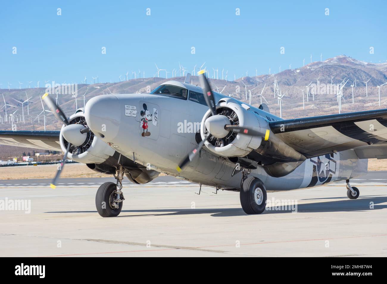 Un avion Lockheed Howard 250 immatriculé N250JR a roulé au sol à Mojave Air and Space Port, en Californie. Banque D'Images