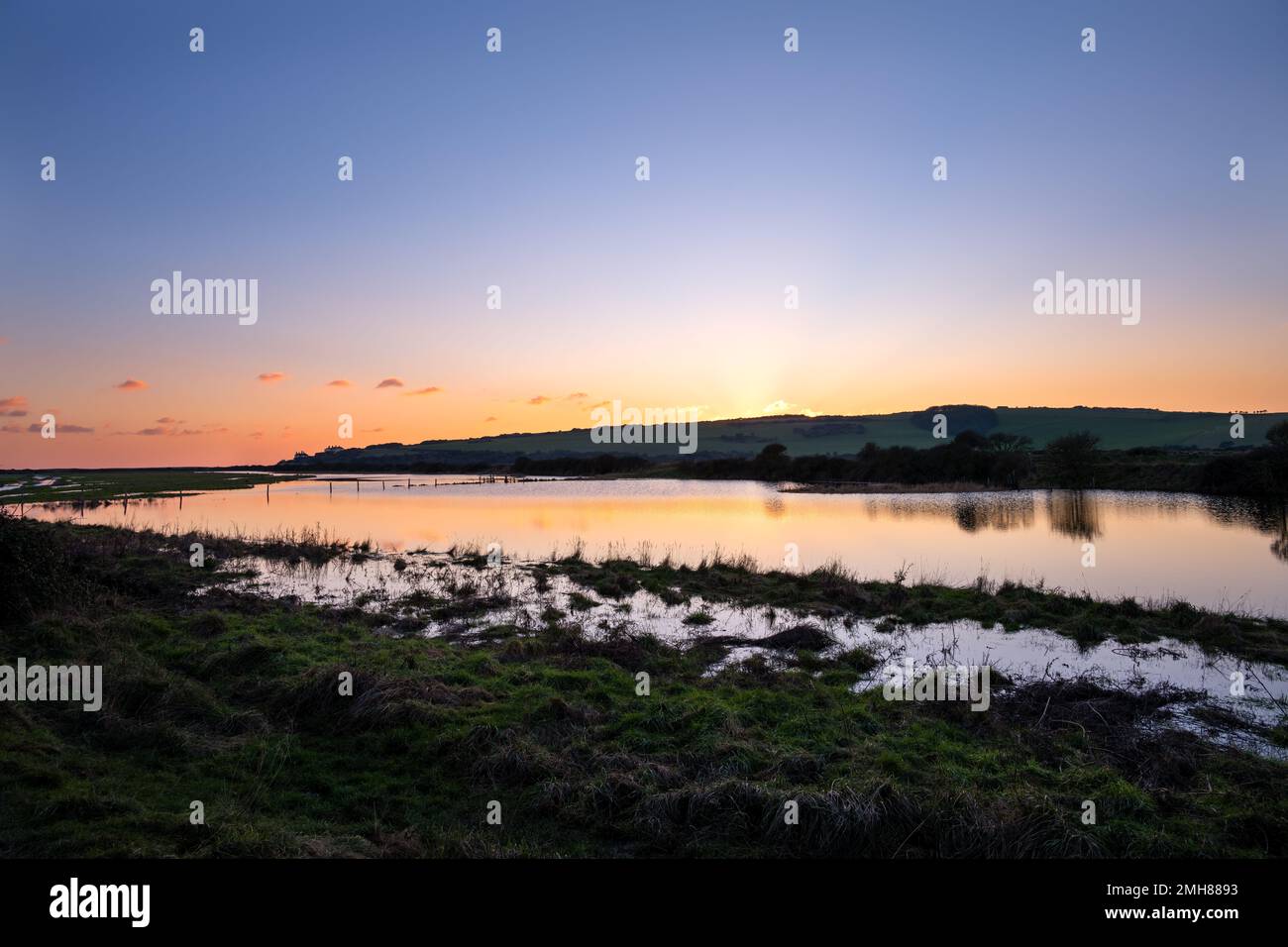 Vue sur la rivière Cuckmere au coucher du soleil en hiver, East Sussex, Angleterre Banque D'Images