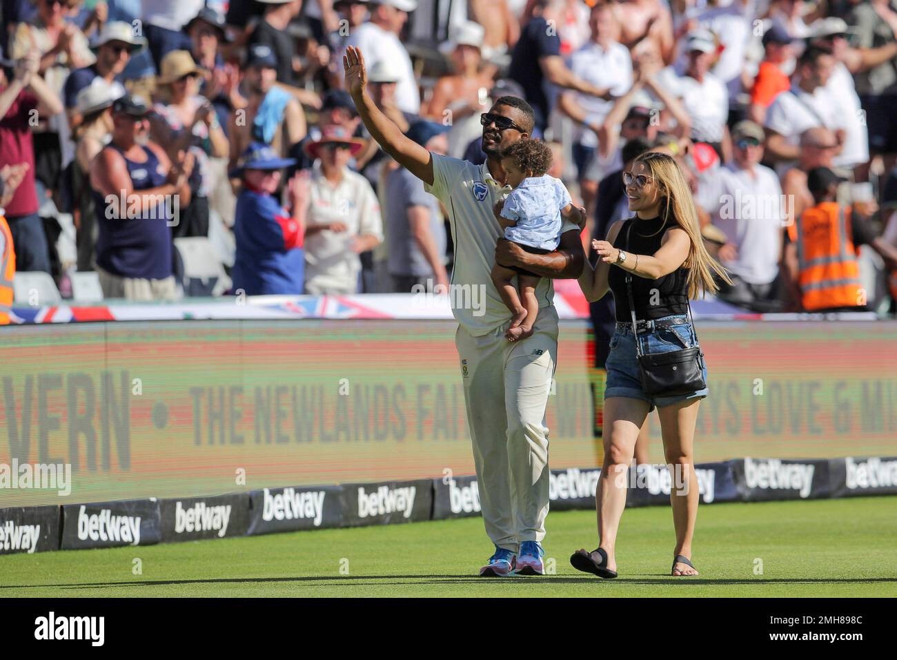 South African fast bowler Vernon Philander, with his wife and child, wave to the crowd at Newlands Cricket Grounds after he announced his retirement from International Cricket at the Newlands Cricket Stadium in Cape Town, South Africa, Tuesday Jan. 7, 2020. (AP Photo/Halden Krog) Banque D'Images