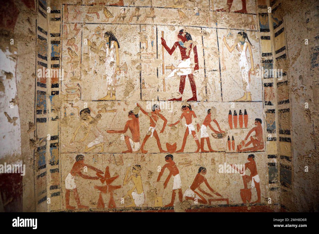 Saqqara. 26th janvier 2023. Photo prise le 26 janvier 2023 montre des peintures colorées sur un mur à l'intérieur d'une ancienne tombe nouvellement découverte dans la nécropole de Saqqara, au sud du Caire, en Égypte. Le célèbre archéologue égyptien Zahi Hawass a annoncé jeudi la découverte d'importantes tombes accueillant une momie de 4300 ans dans la nécropole de Saqqara, près des pyramides de Gizeh. Credit: Ahmed Gomaa/Xinhua/Alamy Live News Banque D'Images