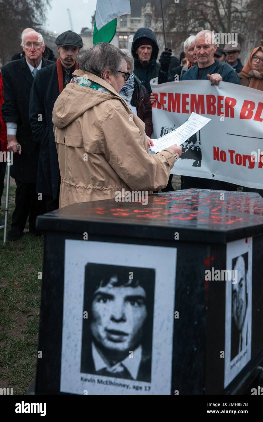 Londres, Royaume-Uni. 26 janvier 2023. Jean Hegarty, la sœur de Kevin McElhinney, victime du dimanche sanglant, prend la main pour commémorer le 51st anniversaire du massacre du dimanche sanglant qui s'est tenu sur la place du Parlement. Le 30 janvier 1972, 13 personnes ont été tuées par balle et au moins 15 autres blessées lors de l'ouverture du feu sur des civils par des membres du Régiment de parachutistes lors d'une manifestation des droits civils à Bogside. Les orateurs à la vigile, qui comprenaient également le député de John Finucane et le député de John McDonnell, ont appelé à la suppression du projet de loi sur les troubles en Irlande du Nord. Crédit : Mark Kerrison/Alamy Live News Banque D'Images