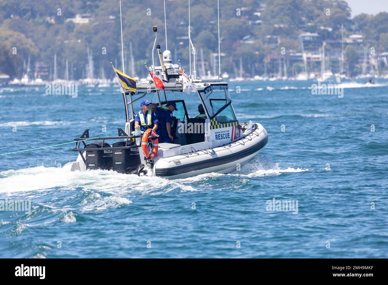 Marine Rescue NSW, équipe bénévole, sauvetage d'un petit canot pneumatique sur Pittwater Sydney, remorquage du canot pneumatique de retour à la base, Sydney, NSW, Australie Banque D'Images